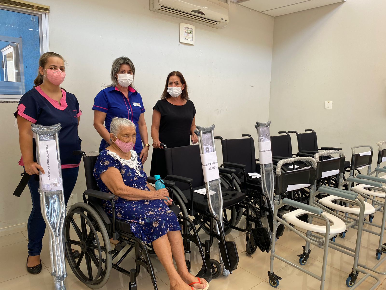 Secretaria de Saúde faz entrega de muletas, cadeiras monobloco, de banho e de rodas para pacientes do município