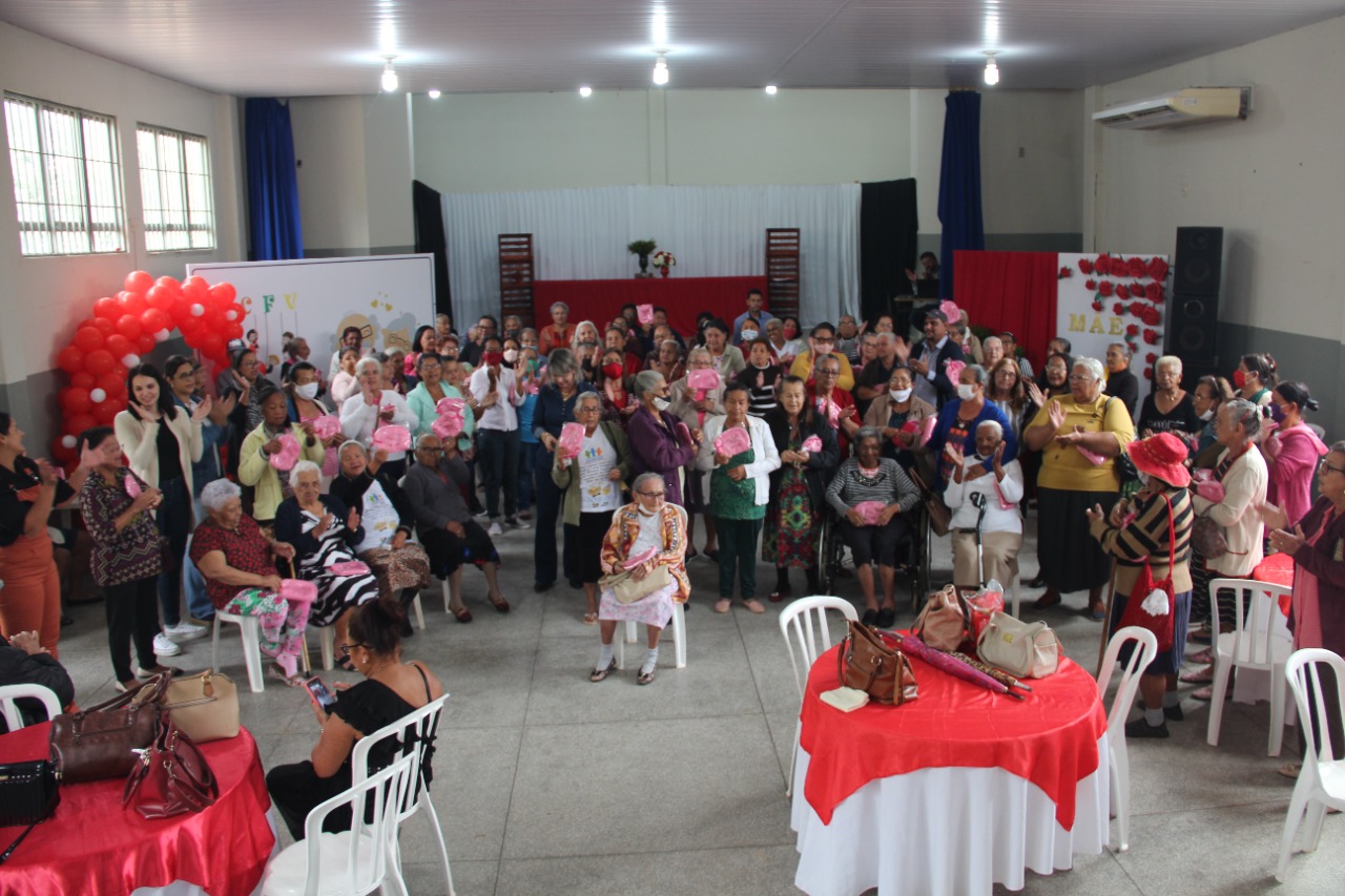 Grupo da melhor idade recebe comemoração de dia das mães em Água Clara