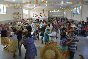 Idosos dançam quadrilha na festa julina do Serviço de Convivência e Fortalecimento de Vínculo