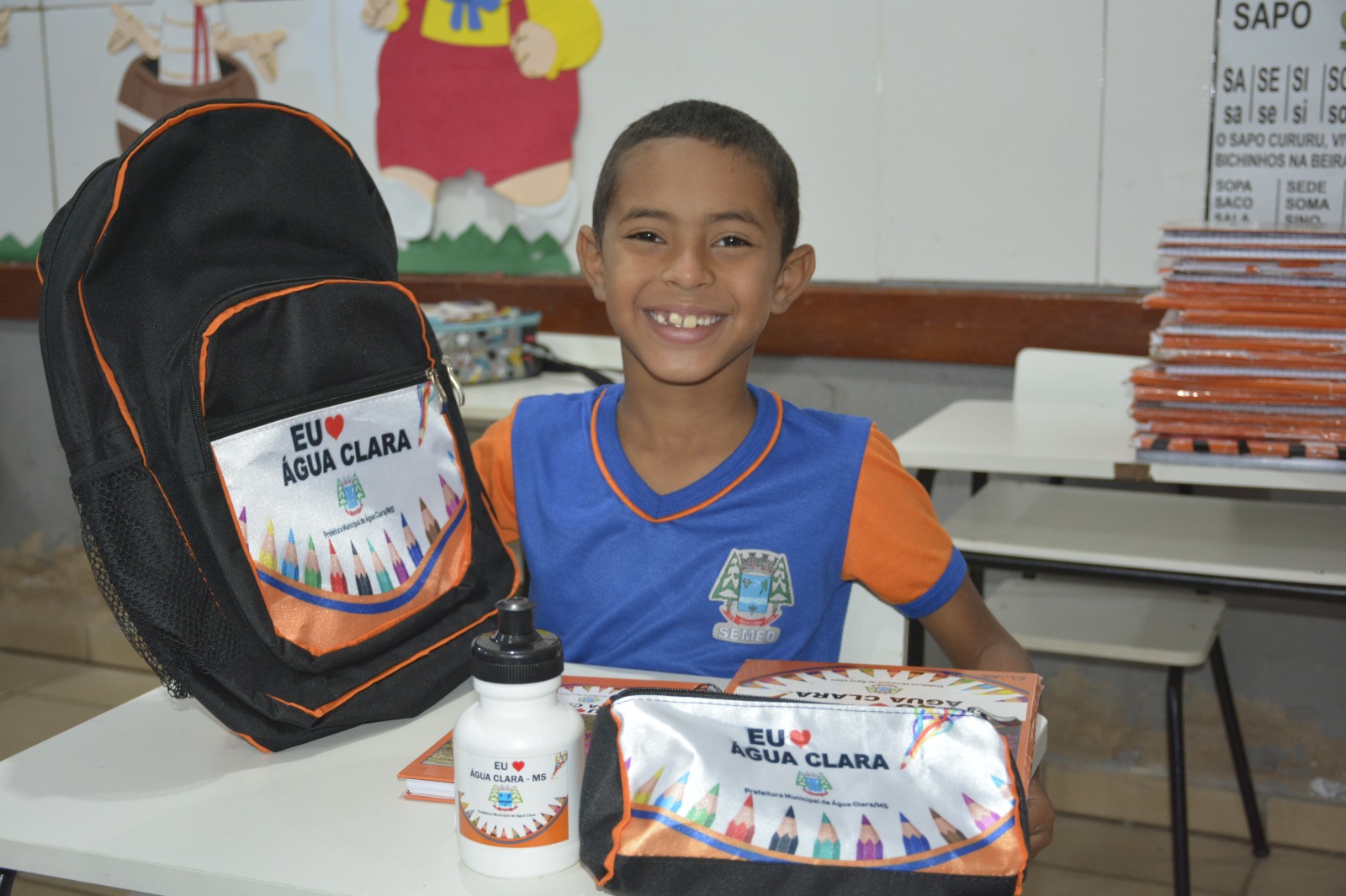 INÉDITO: Prefeitura entrega mochilas, agendas, estojos e garrafas de água para alunos da rede municipal