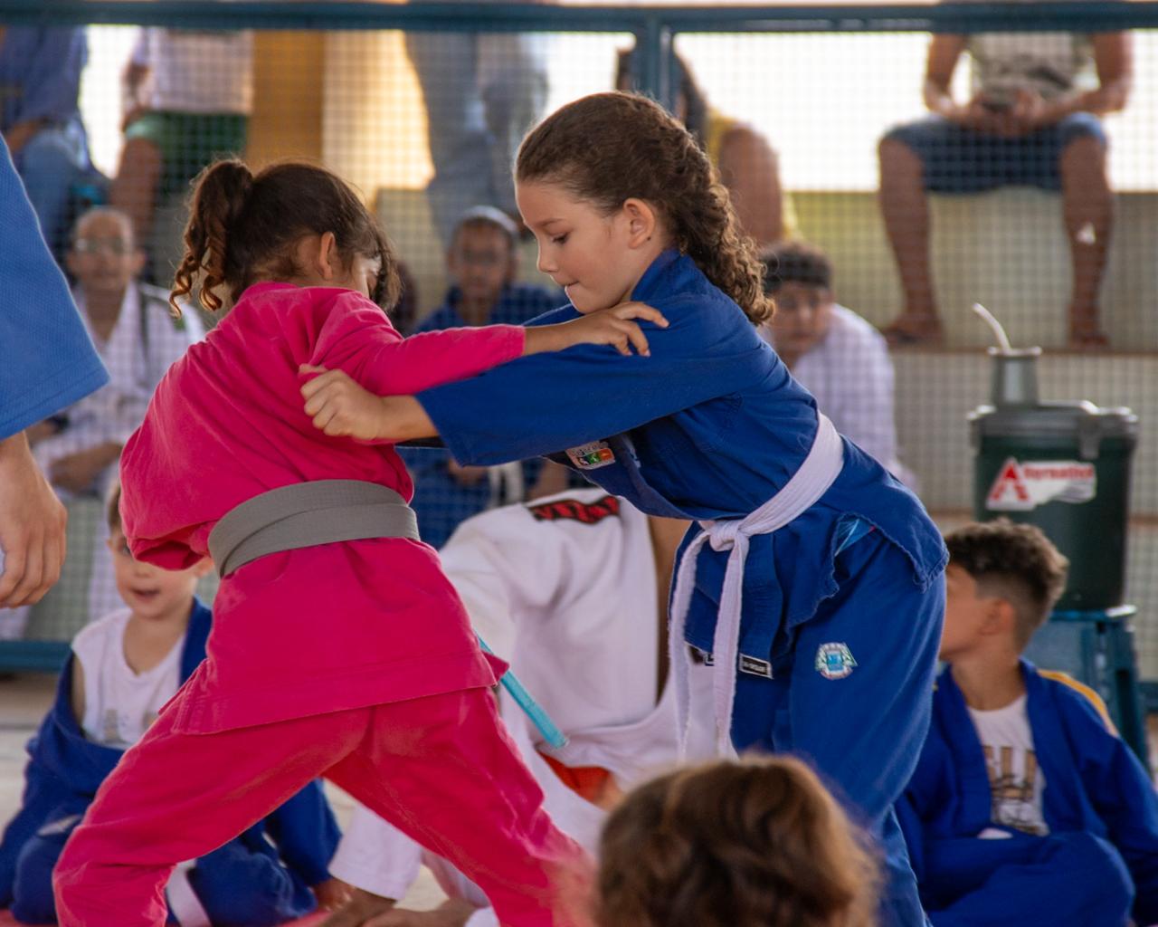 Leia mais sobre o artigo Prefeitura de Água Clara promove 1º Open de Judô e reúne 130 atletas em evento de incentivo ao esporte