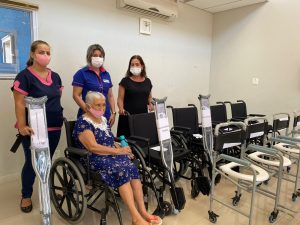 Leia mais sobre o artigo Secretaria de Saúde faz entrega de muletas, cadeiras monobloco, de banho e de rodas para pacientes do município