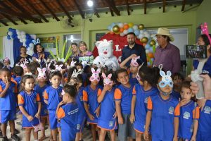 Leia mais sobre o artigo Alunos da rede municipal recebem uniformes e ovos de Páscoa nesta quarta-feira (13)